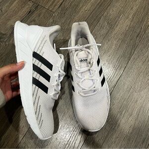 Mens Adidas Quester flow sneakers size 9.5